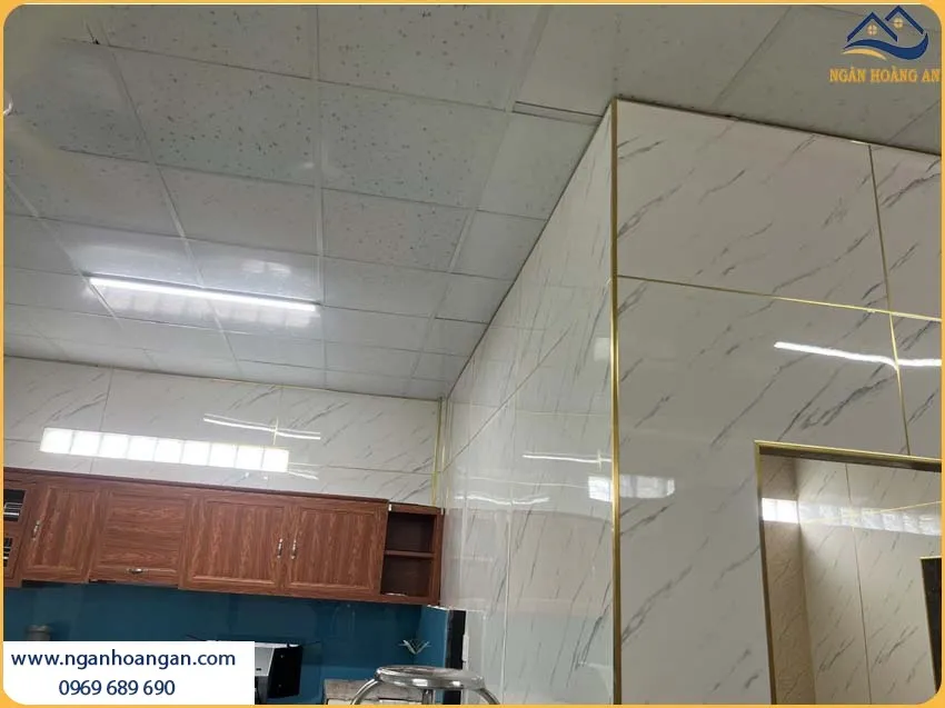 Thi Công Ốp Tường PVC Giả Đá Kosmos Chống Cháy Lan, An Toàn